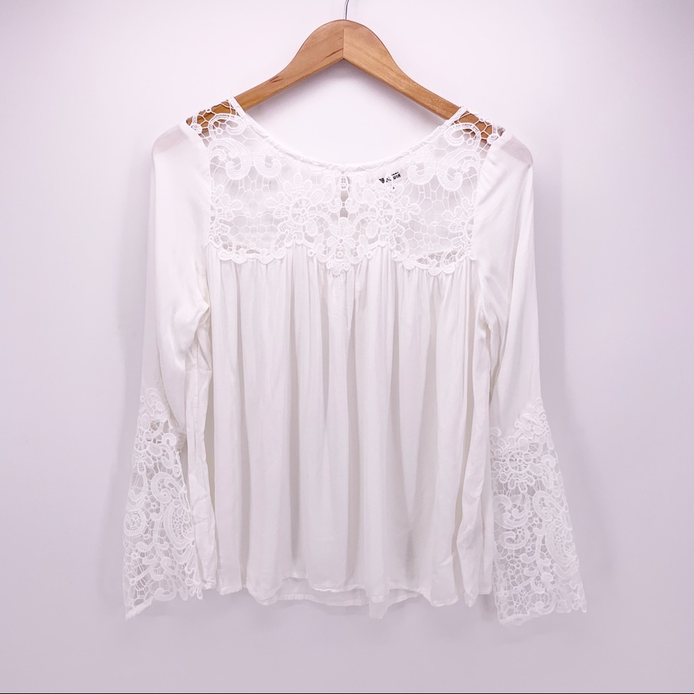 BB Dakota White Lace Bell Sleeve Flowy Shirt A4